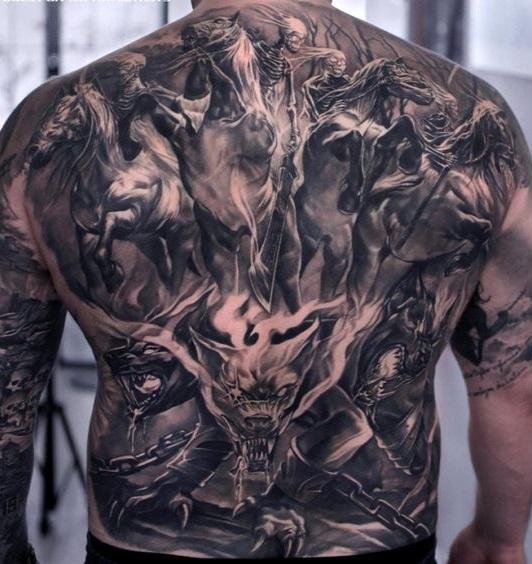 Актуальные варианты татуировок на спине для мужчин в 2022 году